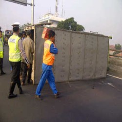 Mobil Box Terbalik di Tol Cawang, Lalu Lintas Tersendat
