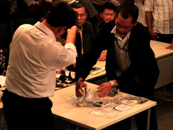 KPK Buka Tas Nazaruddin