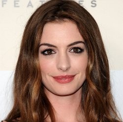 Anne Hathaway Bangga Jadi Catwoman