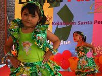 Fashion Gaun dari Daur Ulang Sampah