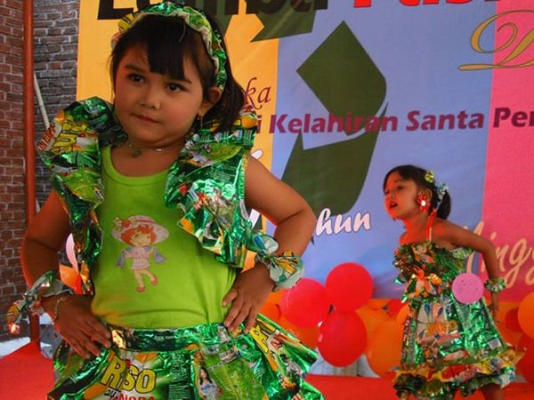 Fashion Gaun dari Daur Ulang Sampah