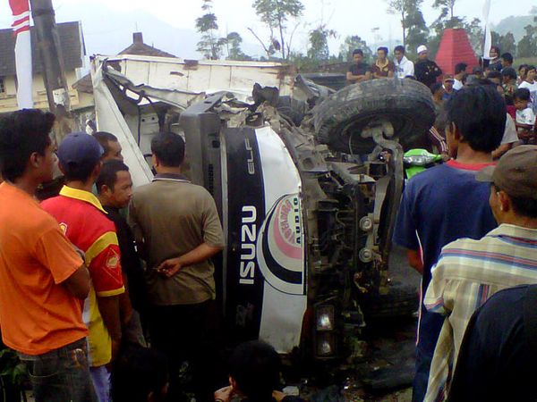 Truk Terguling, 5 Jamaah Gereja Tewas