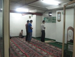 Jalan Temaram Menuju Musala STC Senayan