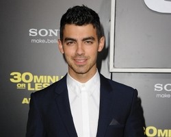Joe Jonas Akui Sering Pakai Baju Kotor