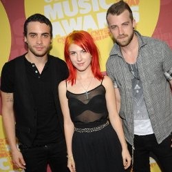 Tiba di Bali, Paramore Disambut Hangat Ratusan Penggemar