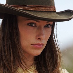 Olivia Wilde Belajar Pegang Pistol dari James Bond