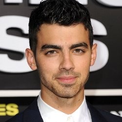 Joe Jonas Senang Pakai Baju Kotor