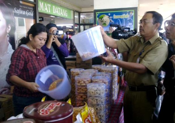 Petugas Gabungan Sidak Makanan Tak Berizin