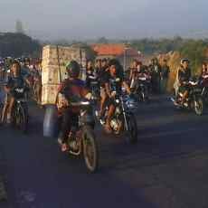 Usai Sahur, Ratusan Warga Nongkrong di Tol Gempol Lama