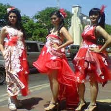 Gaun Merah Putih Berlenggak-lenggok di Bambu Runcing