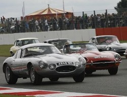 Parade Jaguar E-Type Pecahkan Rekor