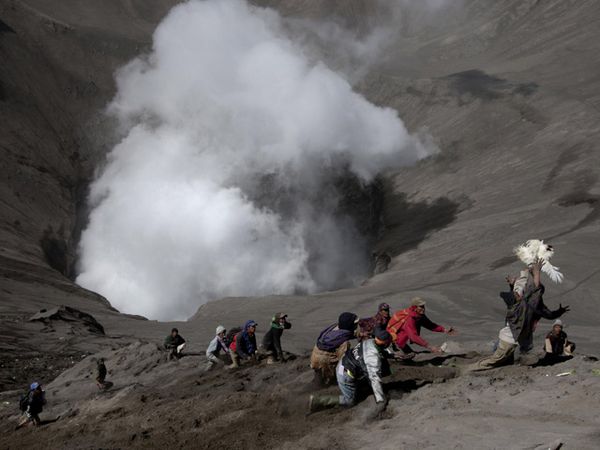 Ritual Pembuangan Sesaji Suku Tengger