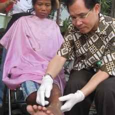Rayakan HUT RI, Penghuni Liponsos Terima Service Manicure Gratis
