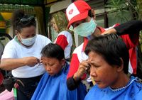 Penghuni Liponsos Dipotong Rambutnya