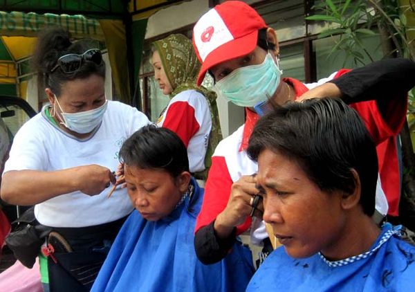 Penghuni Liponsos Dipotong Rambutnya
