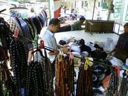 Semarak Lapak Dadakan di Masjid Kauman Semarang