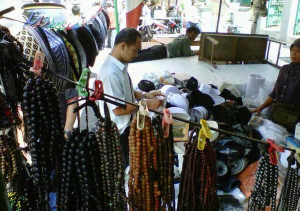 Lapak Dadakan di Masjid Kauman Semarang 