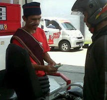 Semarakkan HUT RI, Petugas SPBU Berpakaian Pejuang Kemerdekaan