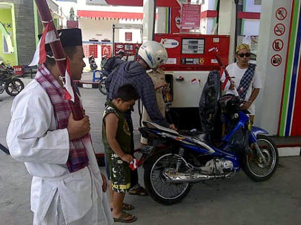 HUT RI, Petugas SPBU Pakai Baju Pejuang