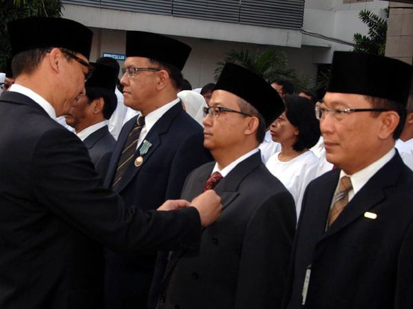 Tanda Kehormatan untuk Pegawai PLN