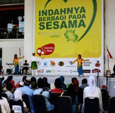 id-BlackbBerry Berbagi Kebahagian Bersama Anak-anak Yatim Piatu