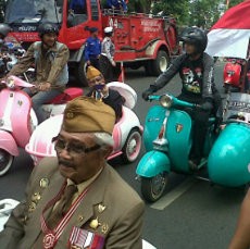 Komunitas Vespa Arak Puluhan Veteran Keliling Bandung