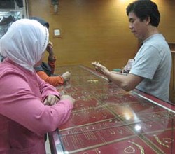 Jelang Lebaran, Kaum Ibu Serbu Toko Emas