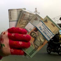 Jasa Penukaran Uang Receh Ramaikan Trotoar Cakung