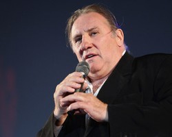 Aktor Prancis Ini Buang Air Kecil di Lantai Pesawat