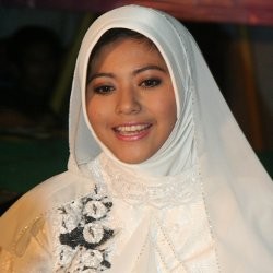 Rayakan Ultah ke-20, Qory Sandioriva Masuk Pesantren