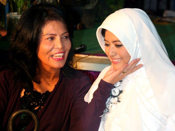 Qory Sandioriva Akrab dengan Ibunda