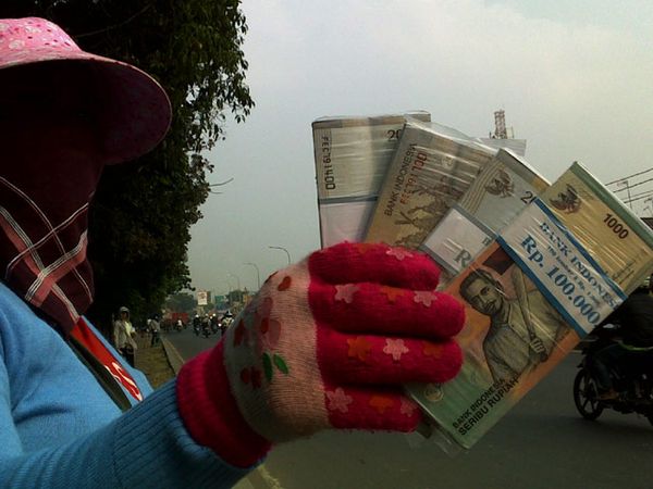 Menjajakan Uang Receh