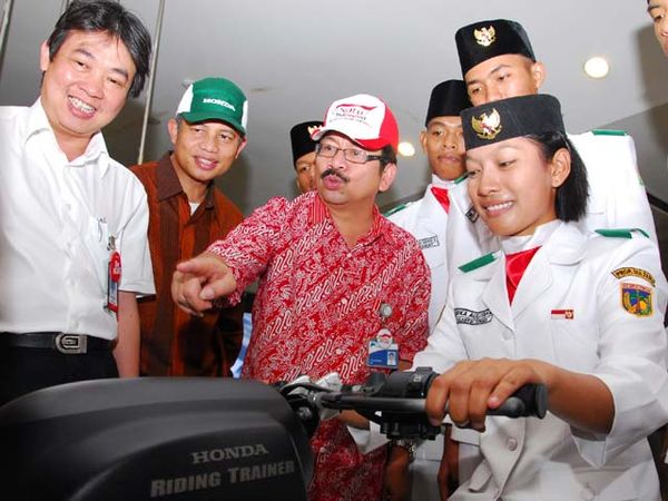 Paskibraka Kunjungi Astra