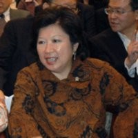 Mari Pangestu Mulai Rajin Pamer Pakai Sepatu Lokal