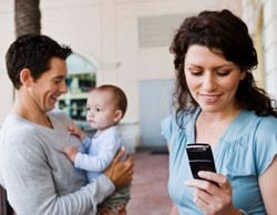 Amankah Memajang Foto Si Kecil di Facebook?