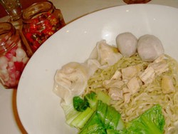 Mi Juara di dalam Toko Pernak-Pernik