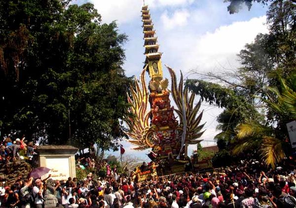 Ngaben Kolosal Puri Ubud