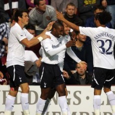Pesta Gol, Spurs di Ambang Fase Grup