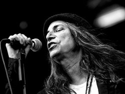Patti Smith Adaptasi Memoarnya Menjadi Naskah Film Layar Lebar
