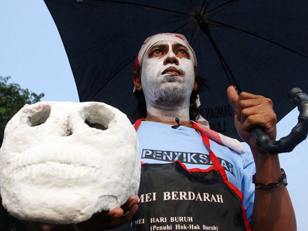 Korban Pelanggaran HAM Beraksi di Depan Istana