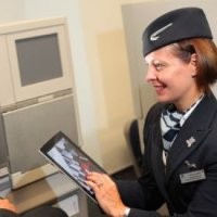 Pramugari Siap Layani Penumpang dengan iPad 2