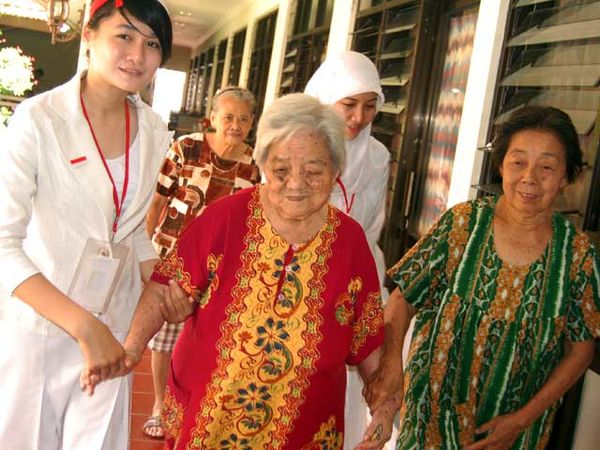 Perbanas Bagi-bagi Parsel di Panti Werdha