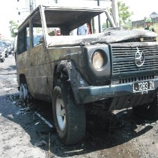 Mobil Mewah Mercy Hangus Terbakar di Rungkut