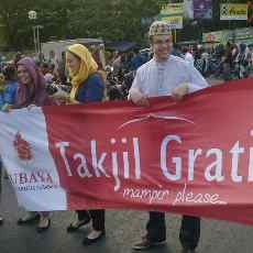 Belasan Mahasiswa Asing Ubaya Bagi-bagi Takjil