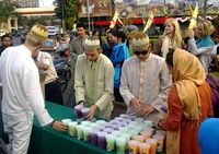 18 Mahasiswa Asing Bagi-bagi Tajil