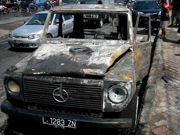 Mobil Mercy Hangus Terbakar