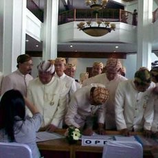 Kenakan Pakaian Sunda, Anggota Dewan Hadiri Sidang Istimewa