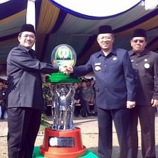 Bandung Boyong Piala Bergilir Setinggi 1 Meter dari Gubernur