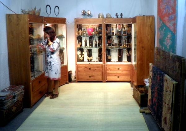 Berburu Kebutuhan Lebaran di Pasar Indonesia