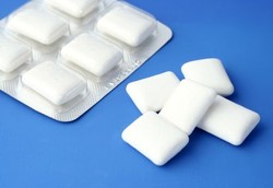 Mengatasi Mulut Kering dengan Mengunyah Permen Karet